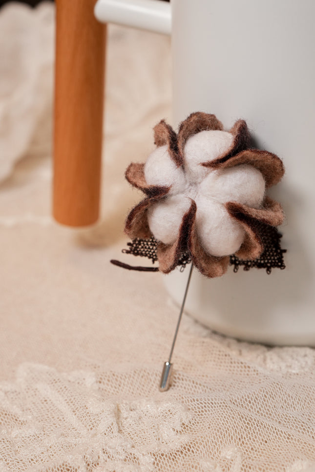 Embroidered Pin "Flower"
